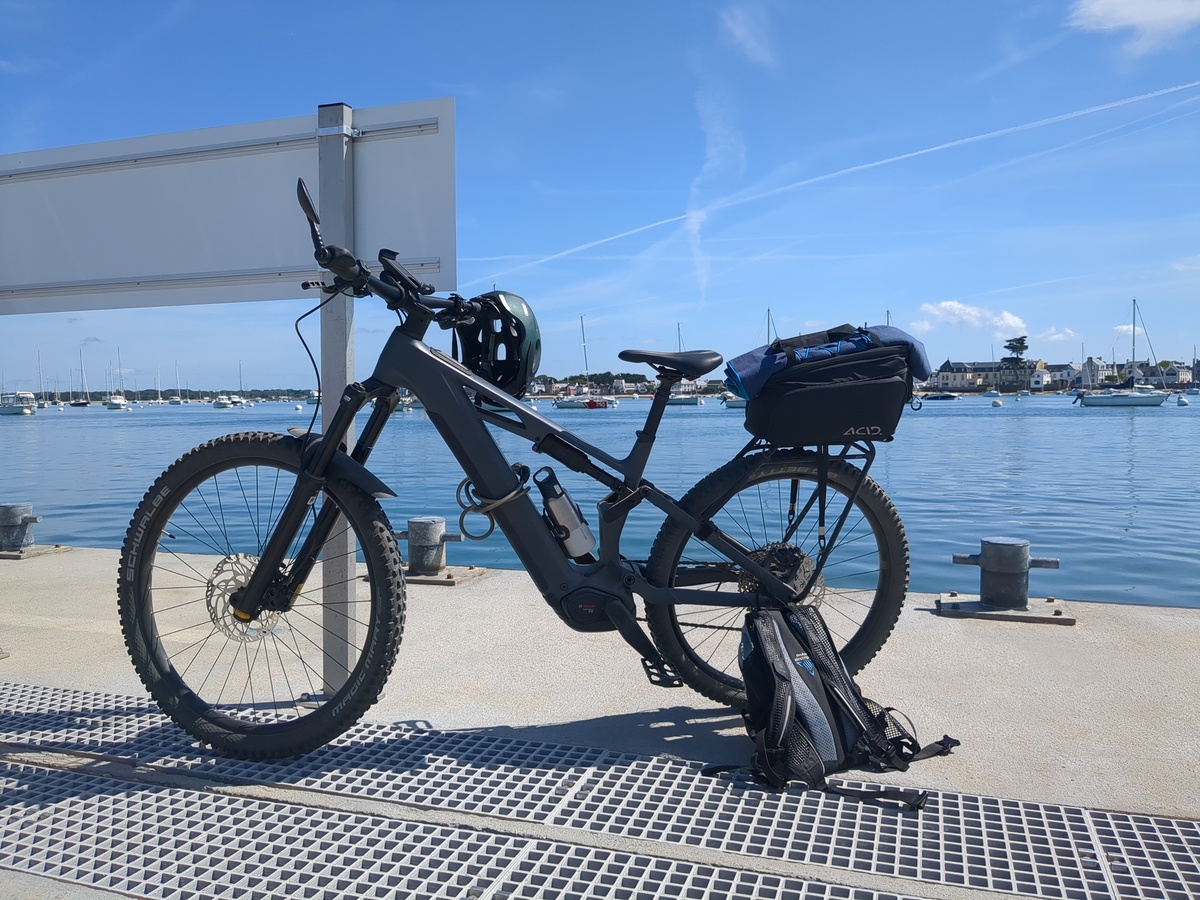 Mon nouveau vélo, avec quelques accessoires ajoutés, attendant le bac à Loctudy