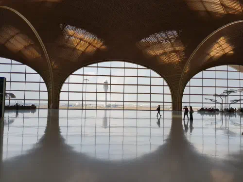 Un bel aéroport moderne mais un peu vide