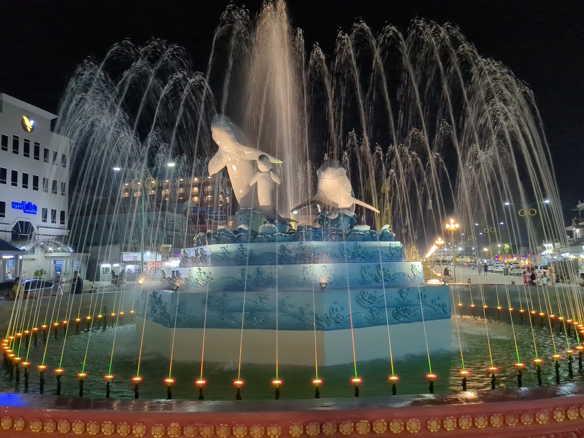 belle fontaine, hommage aux dauphins