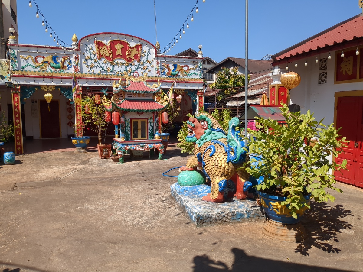 temple vietnamien à Paksé