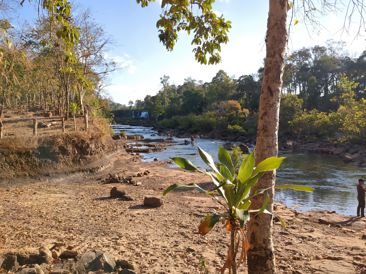 on aperçoit la chute d’eau au fond