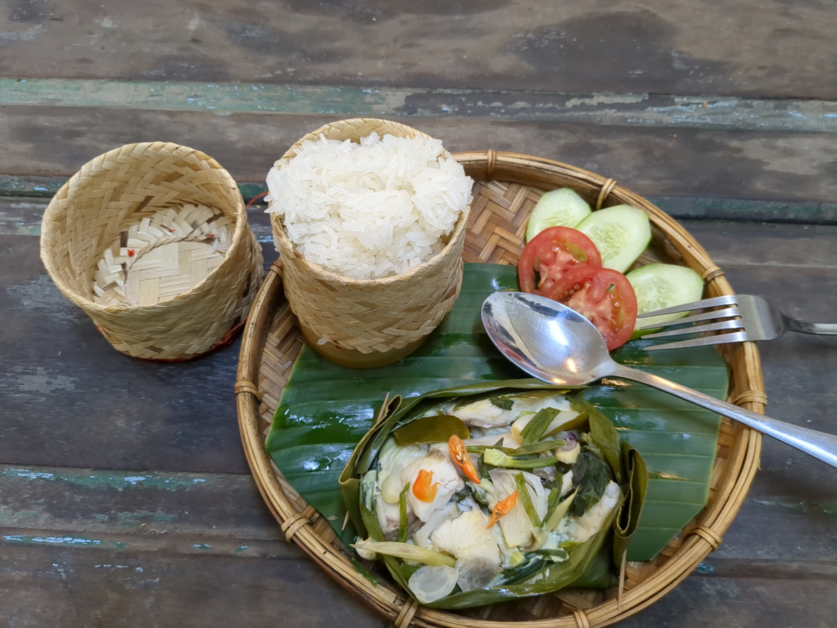 poisson vapeur aux herbes accompagné de riz gluant