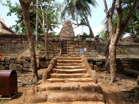 4 temples en ruine au bout de ces marches