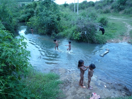baignade dans le fleuve pour les enfants