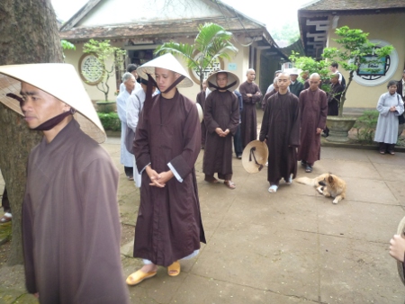 au monastère